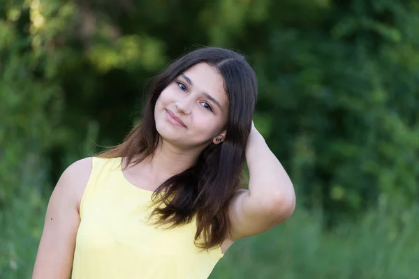 Retrato de menina adolescente bonito ao ar livre no verão — Fotografia de Stock