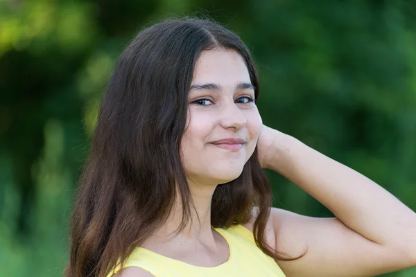 Портрет милой девушки-подростка на открытом воздухе летом — стоковое фото