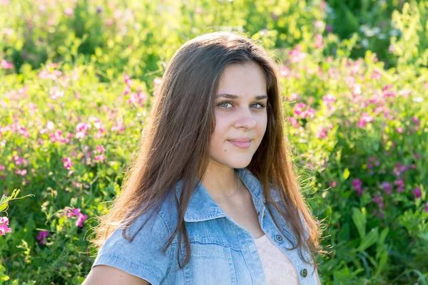 Portrait de fille sérieuse de 15 ans en été à l'extérieur — Photo