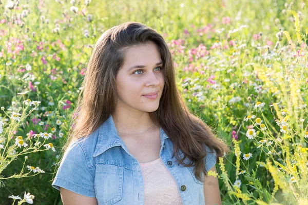 Portrait de fille de 16 ans dans la prairie de fleurs — Photo