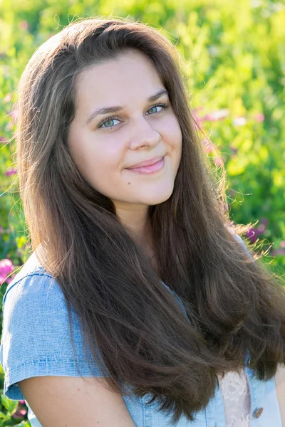 Retrato de un adolescente de 15 años con el pelo largo en el prado — Foto de Stock