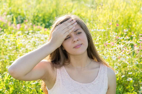 Adolescente chica con dolor de cabeza sostiene su mano a la frente —  Fotos de Stock