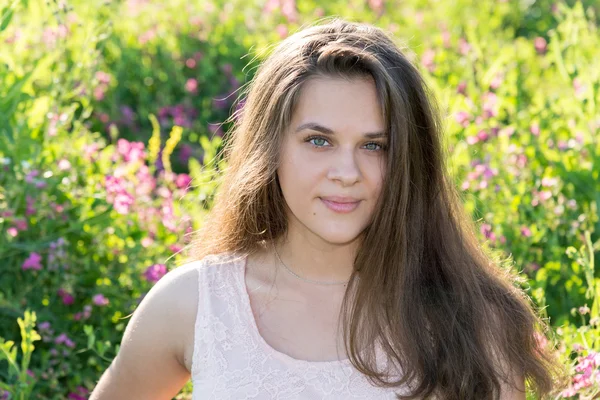 Retrato de menina de 16 anos em prado de flor — Fotografia de Stock