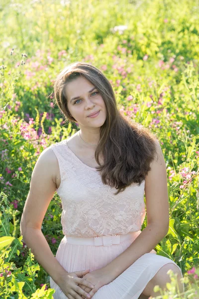 花の草原で 16 歳の少女の肖像画 — ストック写真