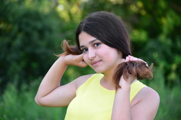 Menina segura suas mãos cabelo na natureza — Fotografia de Stock