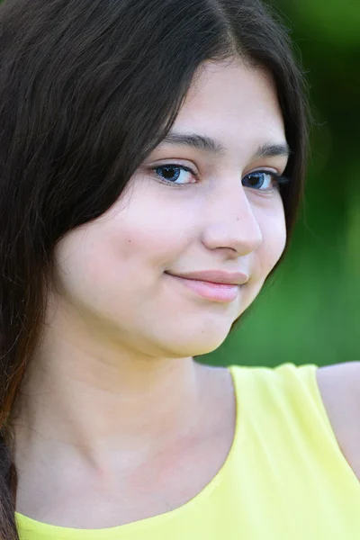 Retrato de menina bonita com cabelo preto — Fotografia de Stock