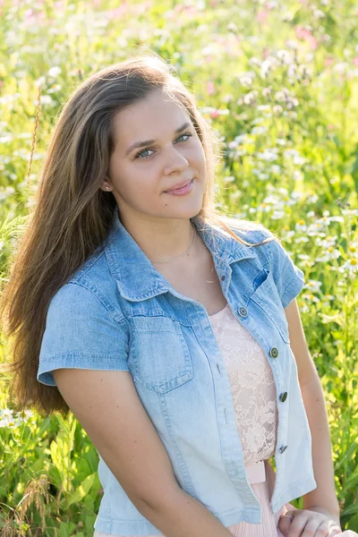 Schöne Teen-Mädchen auf der Wiese im Sommer — Stockfoto