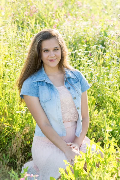 Schöne Teen-Mädchen auf der Wiese im Sommer — Stockfoto