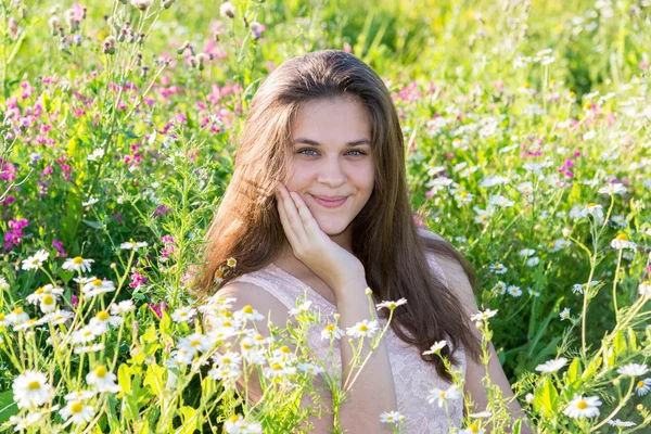 Glade çayır çiçekli güzel kız