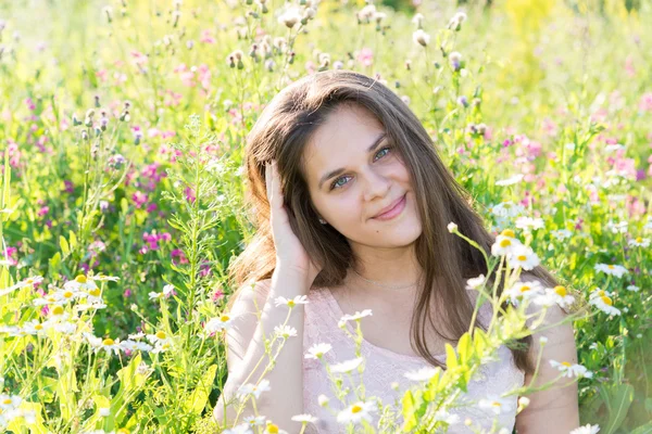 Schönes Mädchen auf Lichtung mit Wiesenblumen — Stockfoto