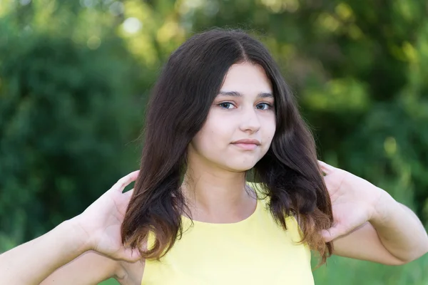 Menina segura seu cabelo nas mãos — Fotografia de Stock