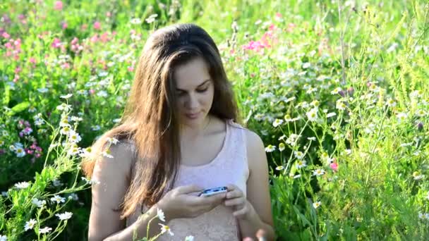 15year ragazza legge sms sul telefono — Video Stock