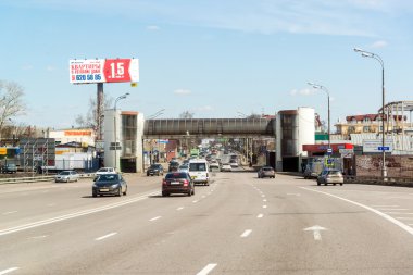 Moskova, Rusya - Nisan 08.2016. Schelkovskoe otoban çıkışında Moskova çevre yolu üzerinden