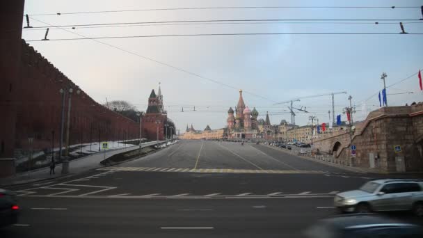 Moskva, Ryssland - februari 21.2016. Utsikt över Röda torget från Vasilevskij nedstigningen — Stockvideo