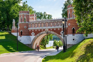Moskova, Rusya - 08 Haziran. 2016. Tsaritsyno Müzesi'nin malikanesinde taş köprü