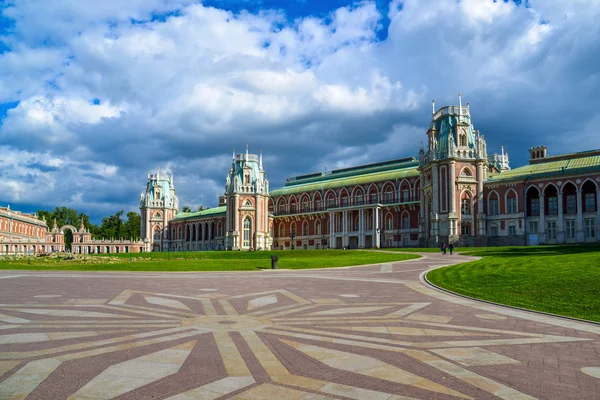 Moscou, Rússia - 08 de junho de 2016. A praça central na propriedade de museu de Tsaritsyno — Fotografia de Stock