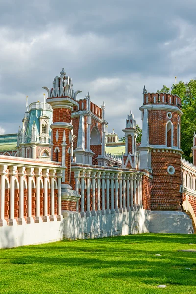 Moskou, Rusland-juni 08. 2016. de brug in het landgoed van het Tsaritsyno Museum — Stockfoto