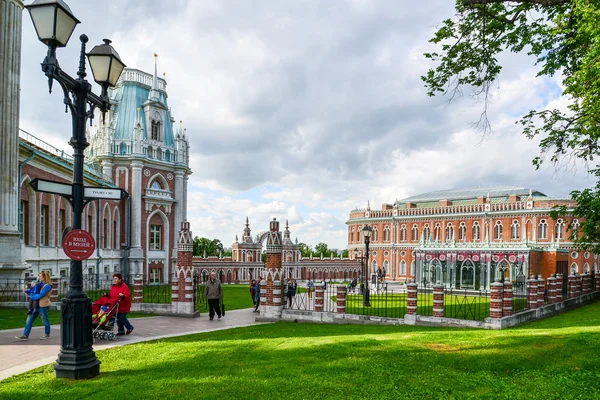 Moskou, Rusland-juni 08, 2016. Toeristen in het Museum landgoed van Tsaritsyno — Stockfoto