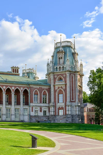 Mosca, Russia - 08 giugno 2016. La torre di Palazzo Principale in proprietà di museo di Tsaritsyno — Foto Stock