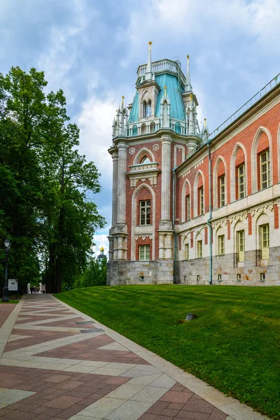 Moscú, Rusia - 08 de junio de 2016. La torre del Palacio Principal en la finca del museo de Tsaritsyno — Foto de Stock