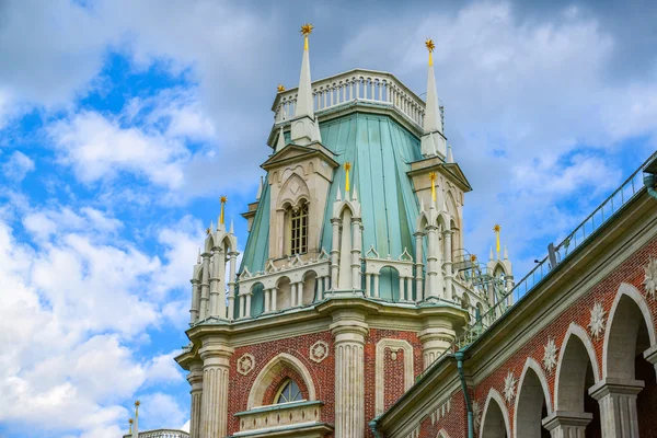 Moscú, Rusia - 08 de junio de 2016. Fragmento del Gran Palacio en la reserva del museo Tsaritsyno —  Fotos de Stock