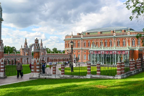 Moskou, Rusland-juni 08, 2016. Toeristen in het Museum landgoed van Tsaritsyno — Stockfoto