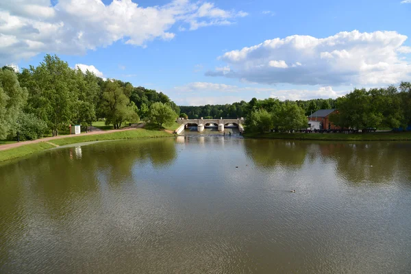 Mosca, Russia - 08 giugno. 2016. La vecchia diga in proprietà di Museo di Tsaritsyno — Foto Stock