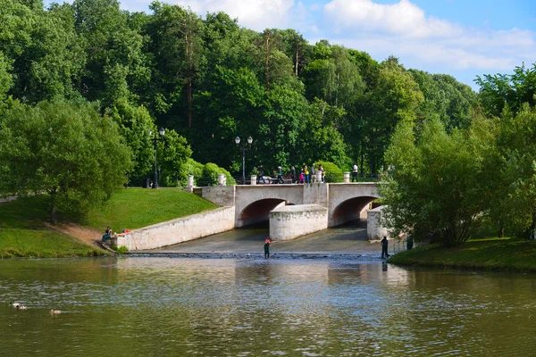 Moscú, Rusia - 08 de junio. 2016. La presa en la finca del Museo Tsaritsyno — Foto de Stock