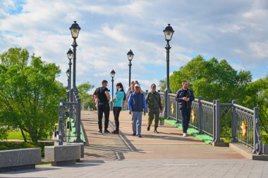 Moskova, Rusya - Haziran 08. 2016. insanlar yaya köprüsü Müzesi Tsaritsyno Müzesi'nde devam et