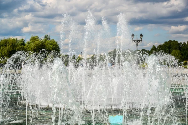 Fontaine musicale dans le parc Tsaritsyno à Moscou, Russie — Photo