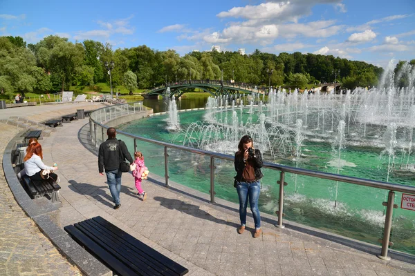 Moscú, Rusia - 08 de junio. 2016. Gente alrededor de Musical Fountain of Tsaritsyno Museum — Foto de Stock