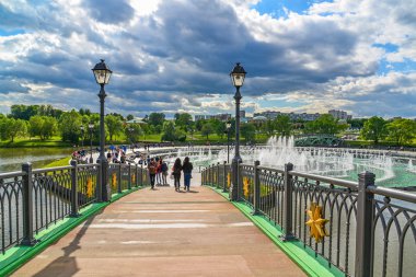 Moskova, Rusya - Haziran 08. 2016. Tsaritsyno Müzesi Müzesi'nde su birikintisi genelinde yaya köprüsü