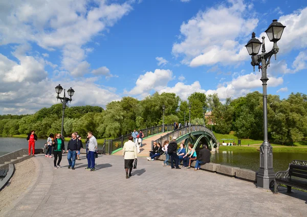 Moskou, Rusland - juni 08. 2016. mensen gaan aan footbridge in museum Tsaritsyno Museum — Stockfoto