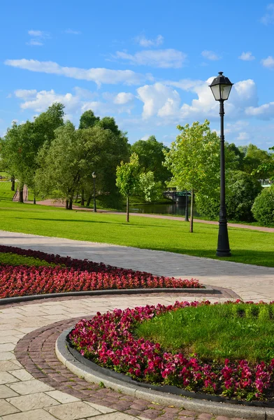 Obecný pohled na park Tsaritsyno v létě v Moskvě, Rusko — Stock fotografie