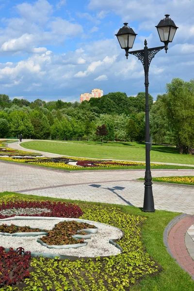 Obecný pohled na park Tsaritsyno v létě v Moskvě, Rusko — Stock fotografie