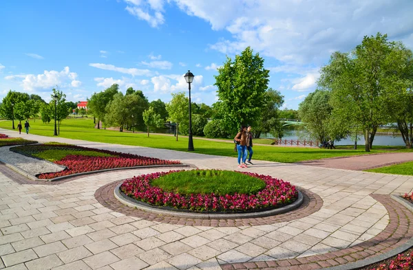 Moskva, Rusko - červen 08. 2016. Obecná forma složité Tsaritsyno Park v létě — Stock fotografie