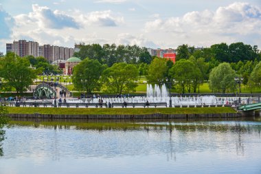 Moskova, Rusya - 08 Haziran. 2016. Tsaritsyno Müzesi'nde çeşme ve gölet