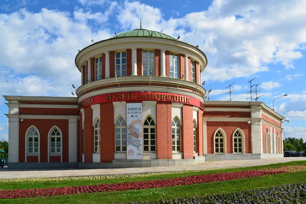 Moscou, Rússia - 08 de junho de 2016. Edifício administrativo em museu-propriedade Tsaritsyno — Fotografia de Stock
