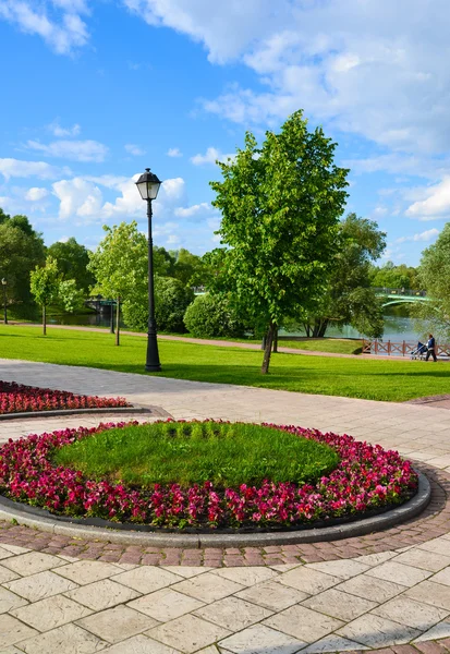 Obecný pohled na park Tsaritsyno v létě v Moskvě, Rusko — Stock fotografie