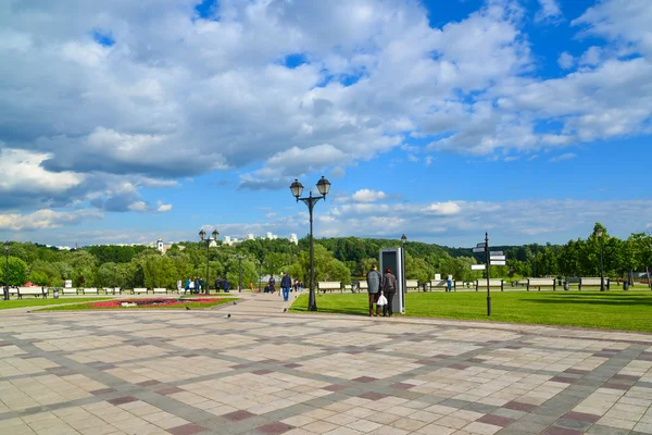 Moscú, Rusia - 08 de junio. 2016. forma general del parque Tsaritsyno en verano — Foto de Stock