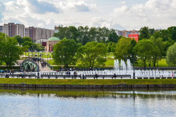 Moscou, Rússia - 08 de junho. 2016. fonte e lagoa no museu do Museu Tsaritsyno — Fotografia de Stock