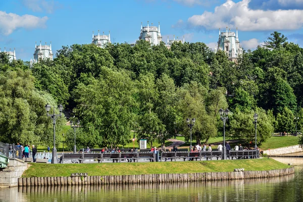 Moskva, Rusko - červen 08. 2016. celkový pohled na park Tsaritsyno v létě — Stock fotografie