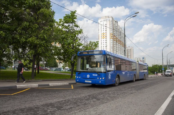 MOSCOW, RÚSSIA - 05.29.2015. ônibus de passageiros que viajam na estrada em Mitino — Fotografia de Stock