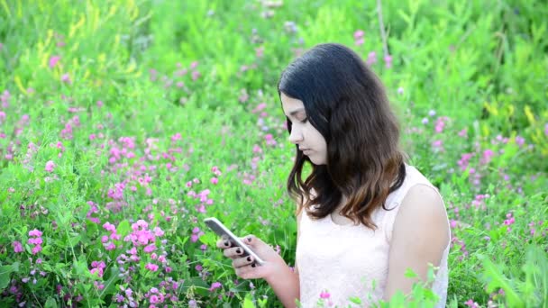 14 anos menina escrevendo sms no telefone — Vídeo de Stock