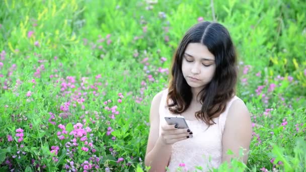 14 años chica escribiendo sms en el teléfono — Vídeo de stock