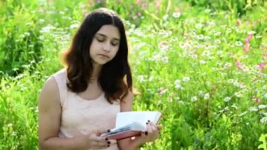 esmer kız doğa üzerine bir kitap okuma
