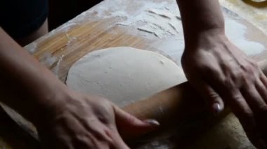 Ev hanımı chebureks Pan - Gürcü ulusal yemek pişirir