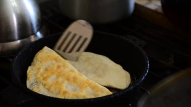 Ev hanımı chebureks Pan - Gürcü ulusal yemek pişirir