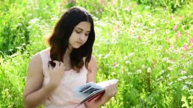 esmer kız doğa üzerine bir kitap okuma