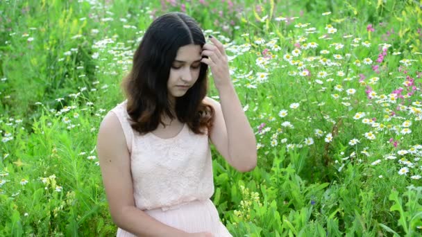 Jong meisje uitrusting haar haren op natuur — Stockvideo